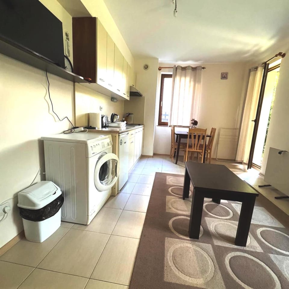 Communal lounge/ TV room, TV and multimedia, Kitchen or kitchenette, Living room, Dining area, stove, toaster, washing machine