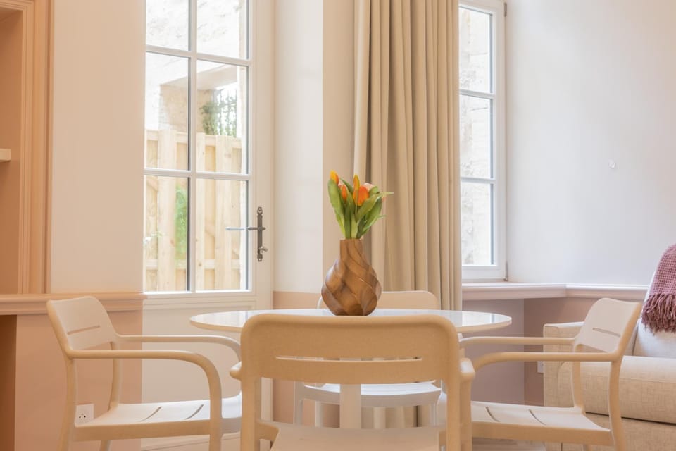 Magnifique Appartement avec Clim & Patio au coeur des Chartrons Apartment in Bordeaux