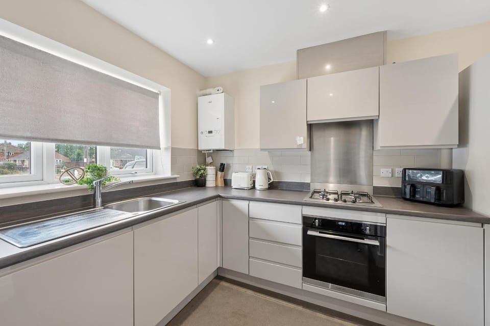 Coffee/tea facilities, Kitchen or kitchenette, dishwasher, oven, toaster