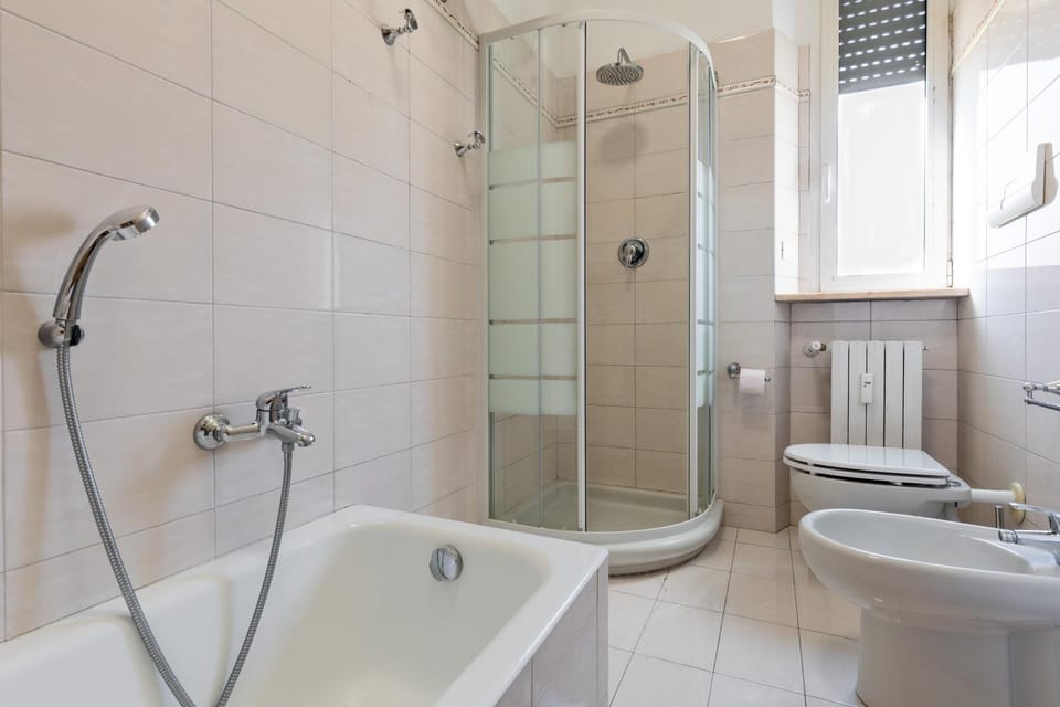 Shower, Toilet, Bathroom, Bath, bidet, towels