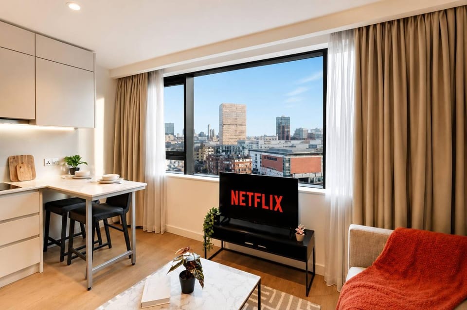 TV and multimedia, Living room, Seating area, Dining area, City view