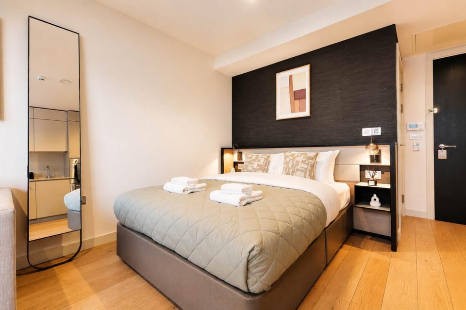 Bed, towels