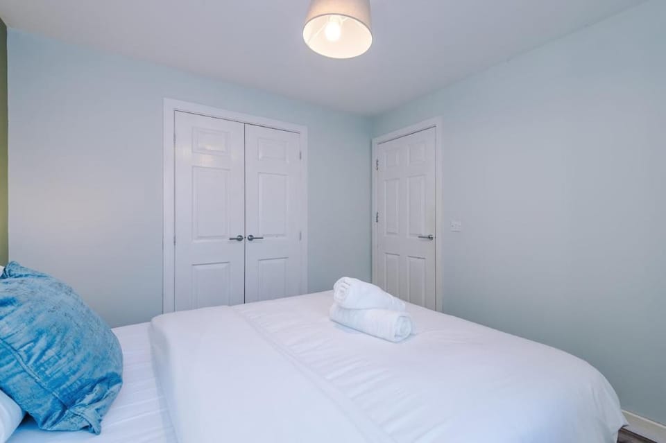Vidale Court 2, Paprika Close- 4 bedrooms sleeps 7 House in Manchester