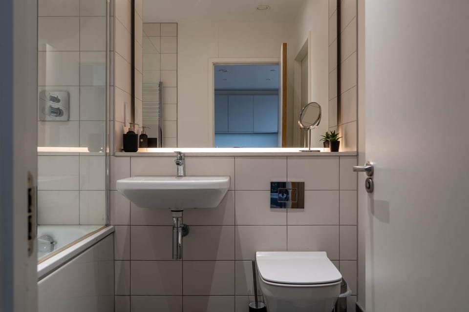 Modern flat minutes from city centre Apartment in Salford