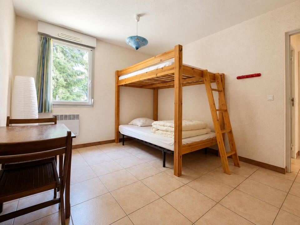 Bedroom, bunk bed