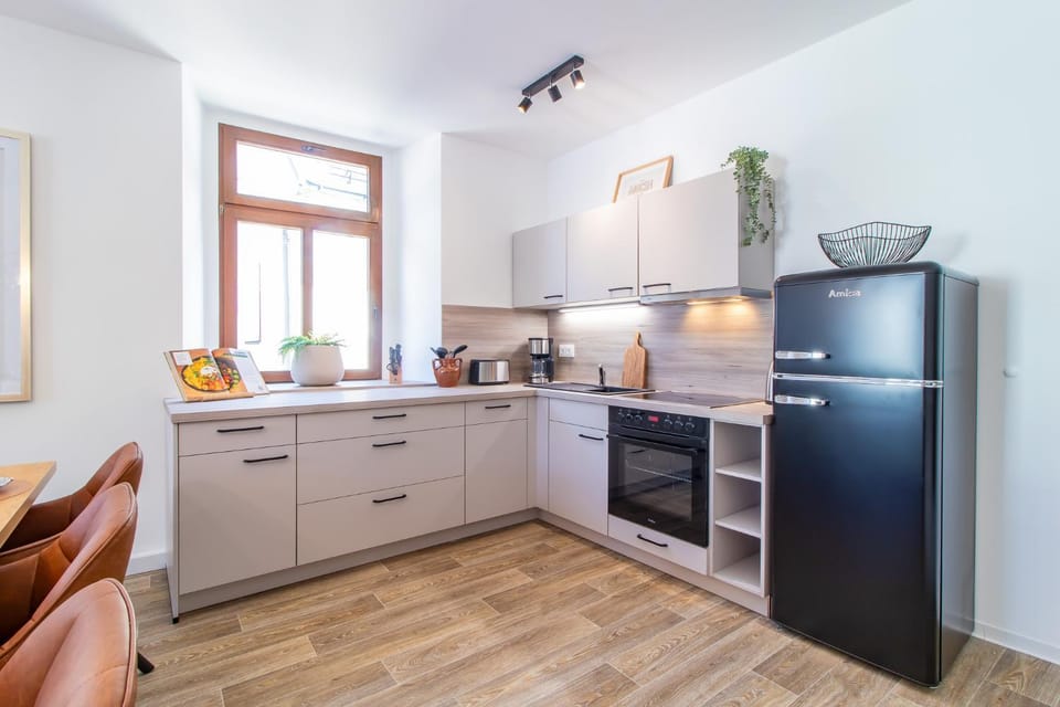 Coffee/tea facilities, Kitchen or kitchenette, dishwasher, oven, stove, toaster