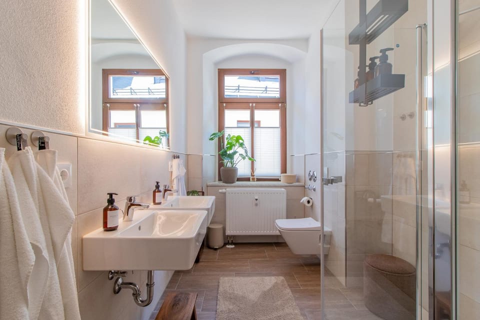 Shower, Toilet, Bathroom, towels