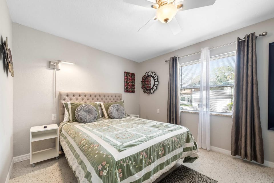3 Min Walk to Beach Private Triplex Retreat House in Indian Rocks Beach