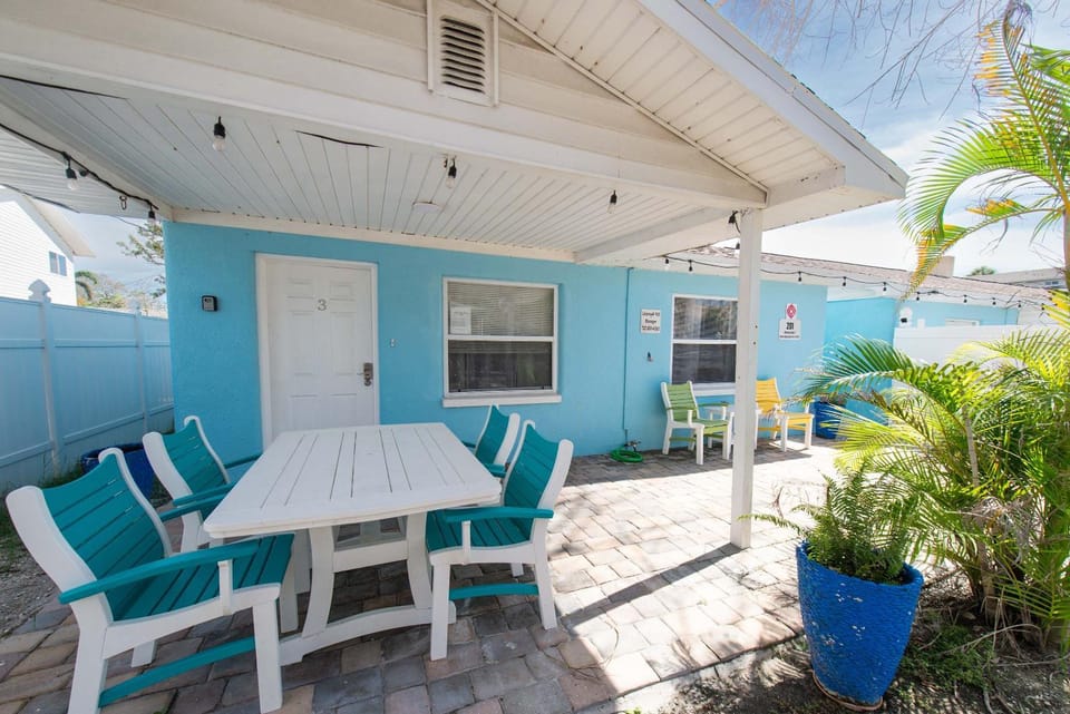 3 Min Walk to Beach Private Triplex Retreat House in Indian Rocks Beach
