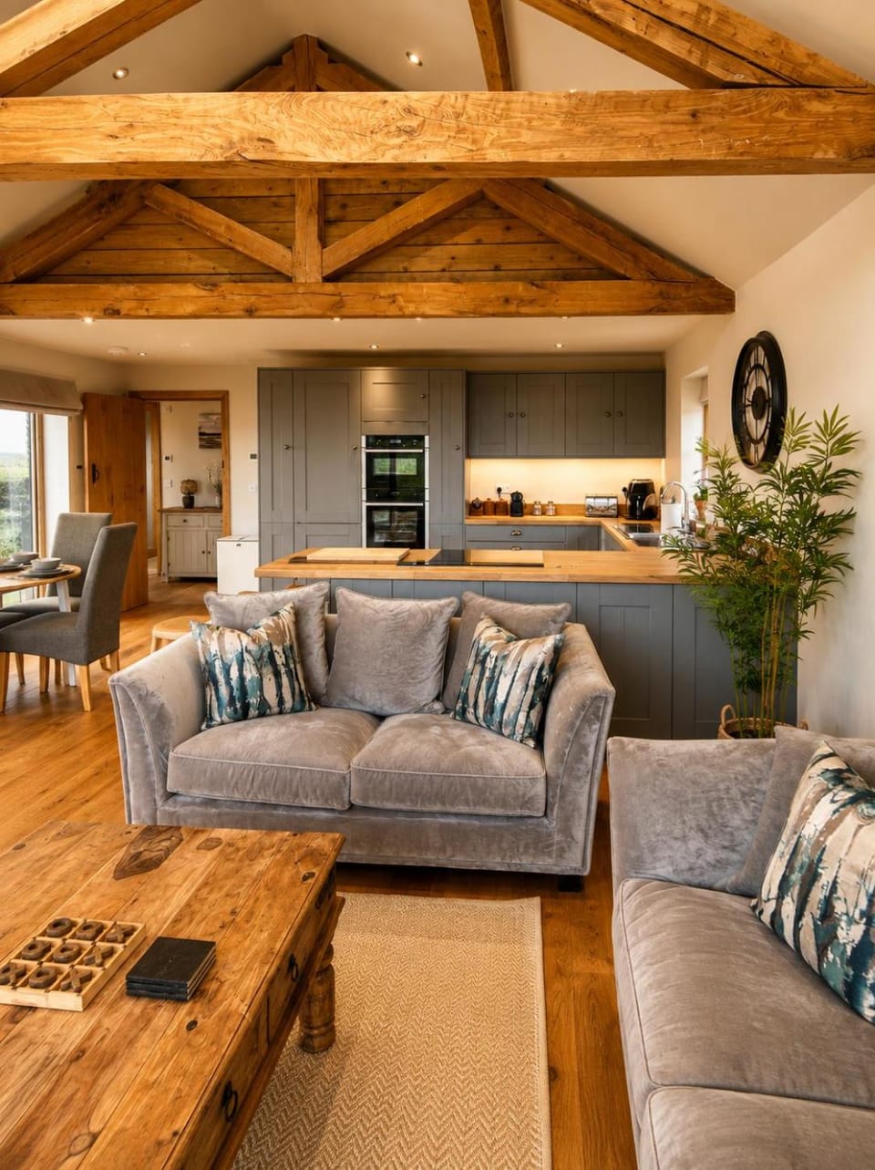 Kitchen or kitchenette, Living room, Seating area, Dining area