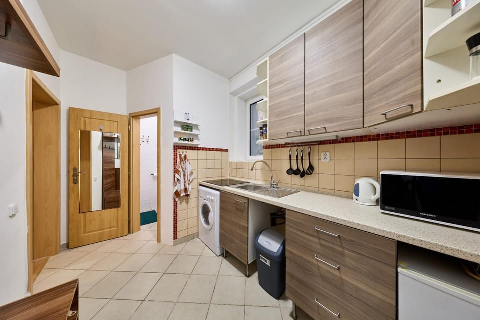 Kitchen or kitchenette, stove, washing machine