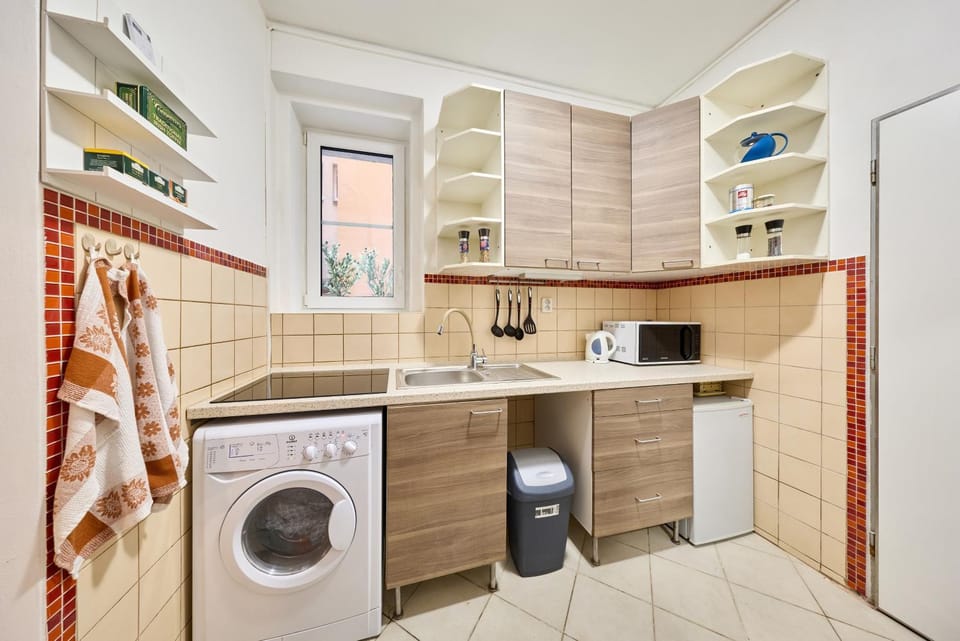 Kitchen or kitchenette, stove, washing machine
