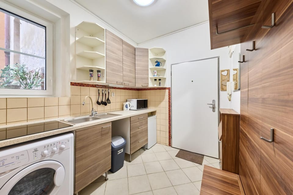 Kitchen or kitchenette, stove, washing machine