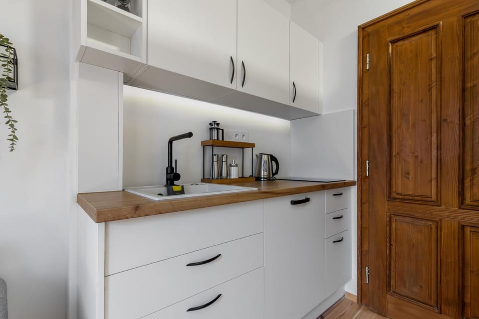 Coffee/tea facilities, Kitchen or kitchenette, stove