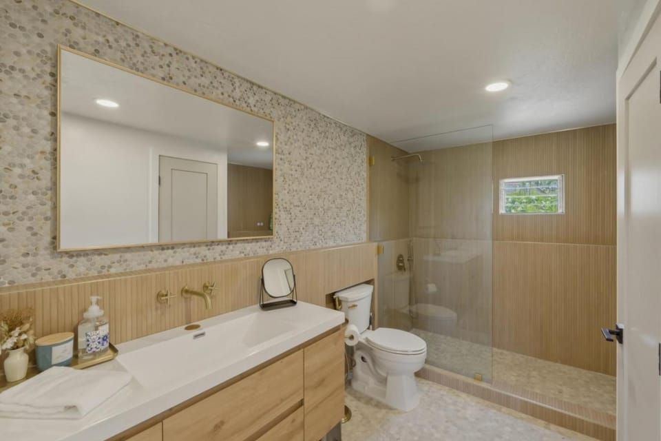 Fully Renovated Luxury Condo | Ocean Views + AC House in South Kona