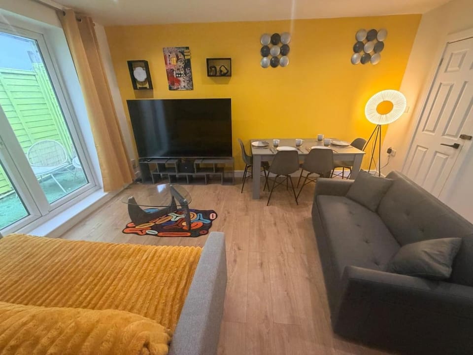 TV and multimedia, Living room, Photo of the whole room, Seating area, Dining area