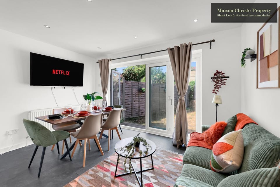 TV and multimedia, Living room, Seating area, Dining area
