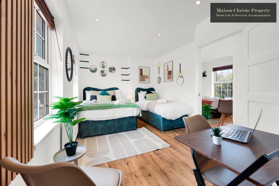 Bed, Photo of the whole room, Seating area, Bedroom
