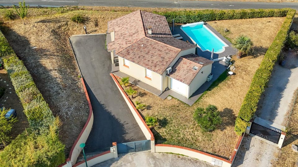 Property building, Nearby landmark, Facade/entrance, Day, Neighbourhood, Bird's eye view, BBQ facilities, Pool view