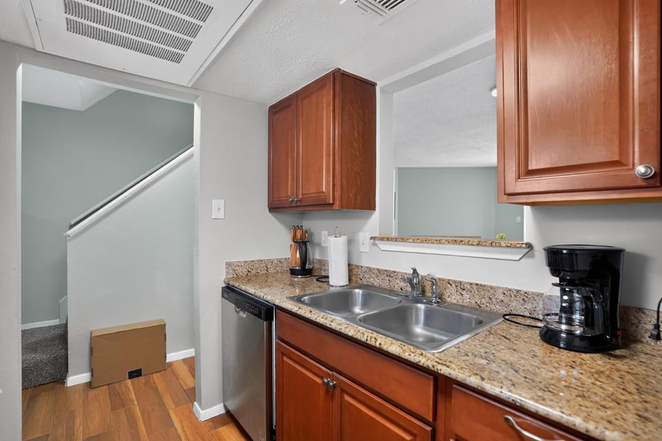 Regency Place Modern Comfort, 2BR Home Apartment in Beaumont