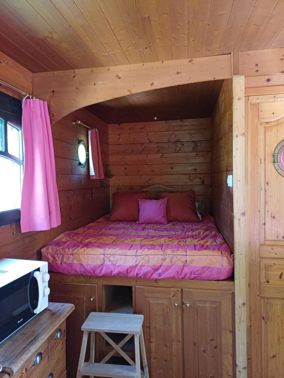 Roulotte insolite Campground/ 
RV Resort in Nouvelle-Aquitaine