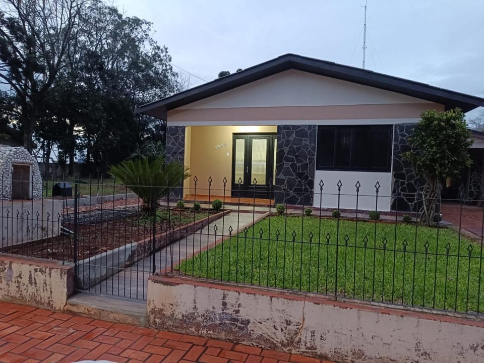 Casa Tuparendi com garagem privativa House in Misiones Province, Argentina