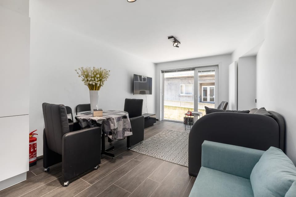 TV and multimedia, Living room, Seating area, Dining area