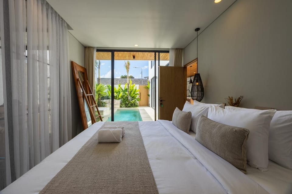 Photo of the whole room, Pool view, towels