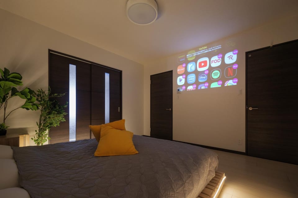 Bed, TV and multimedia, Bedroom