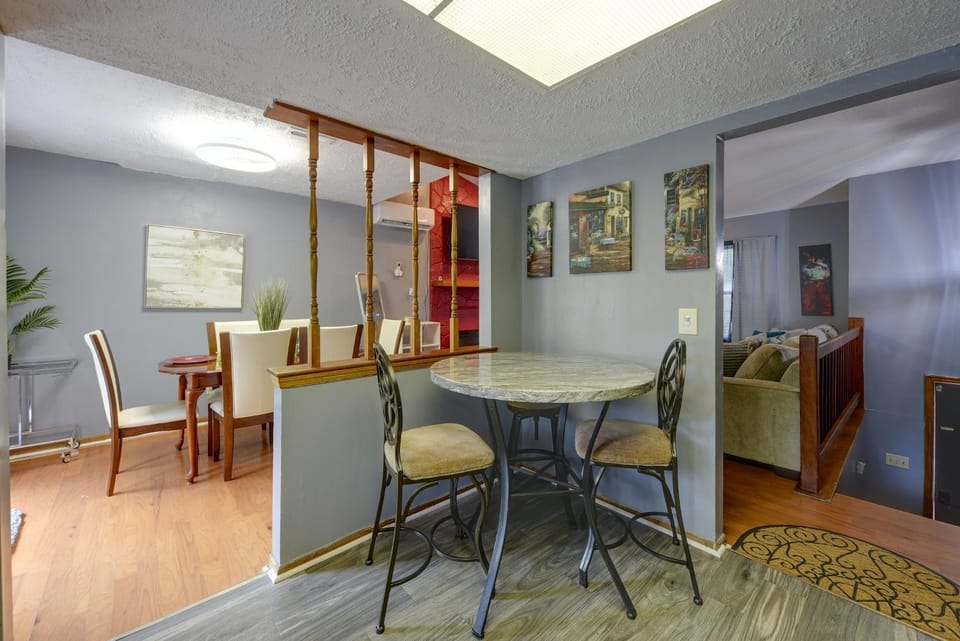 16 Mi to Dtwn Charleston! Backyard Retreat w/ Deck Apartment in Goose Creek