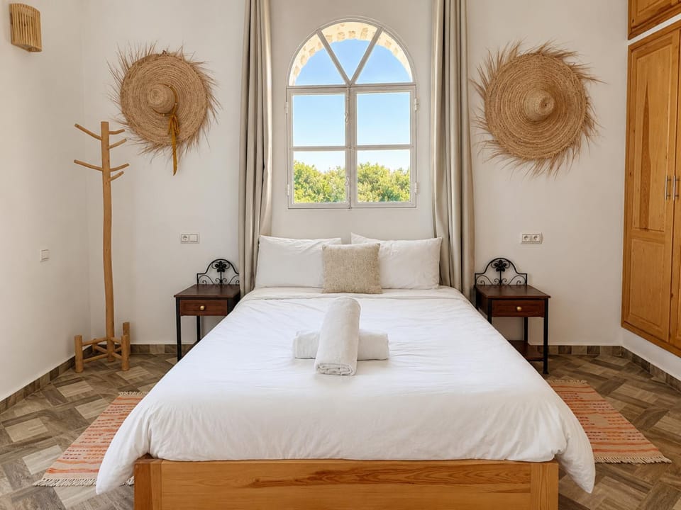 Bed, Photo of the whole room, Bedroom, towels
