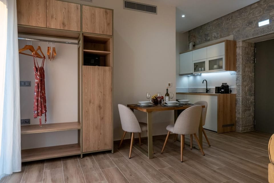 Kitchen or kitchenette, Dining area, stove, wardrobe, air conditioner