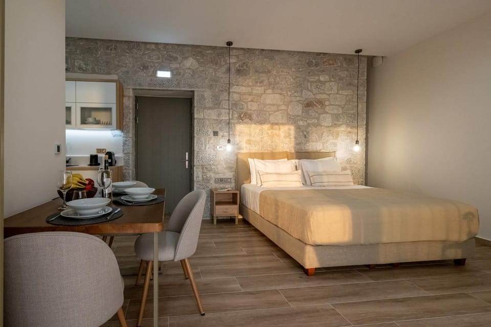 Bed, Kitchen or kitchenette, Food and drinks, Dining area, air conditioner