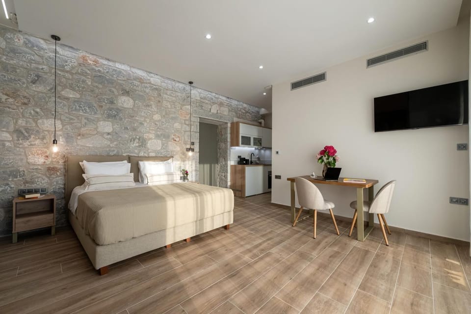 Communal lounge/ TV room, Bed, TV and multimedia, Kitchen or kitchenette, Dining area, stove, air conditioner