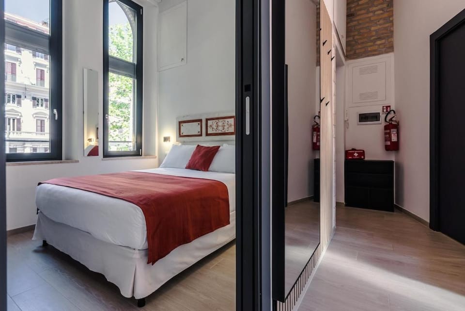 Retreat with Terrace, 25-minute walk from the Trevi Fountain Apartment in Rome