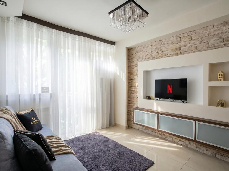 Communal lounge/ TV room, TV and multimedia, Living room, Seating area, Evening entertainment