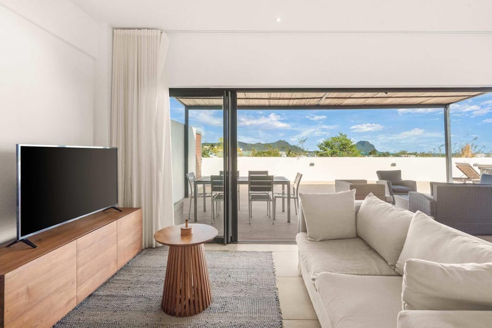 Blue Horizon - Luxury Penthouse & Private Pool Apartment in Rivière Noire District, Mauritius