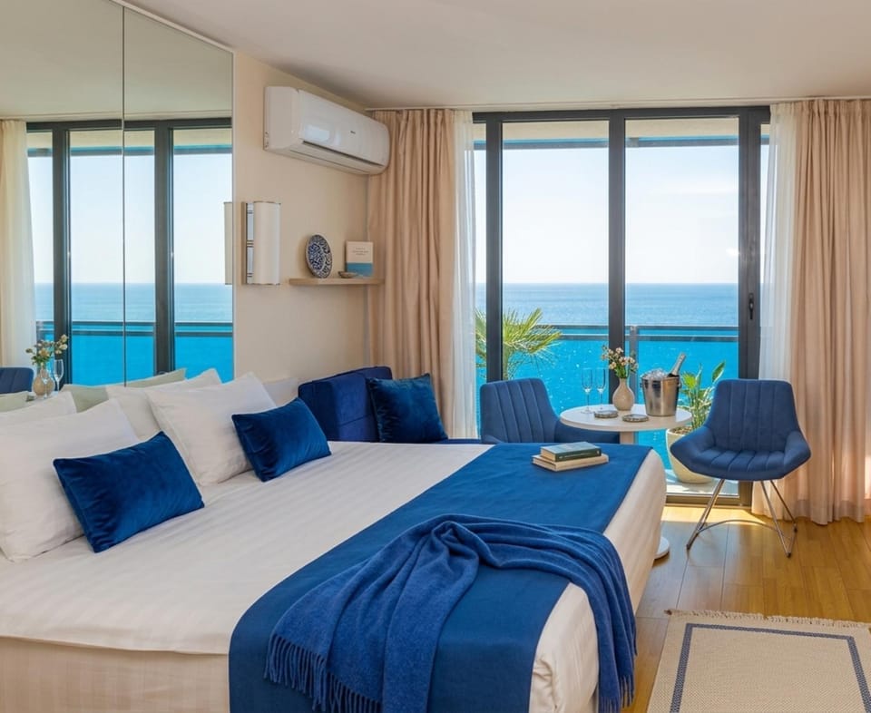 Bed, View (from property/room), Balcony/Terrace, Living room, Photo of the whole room, Bedroom, Sea view, air conditioner