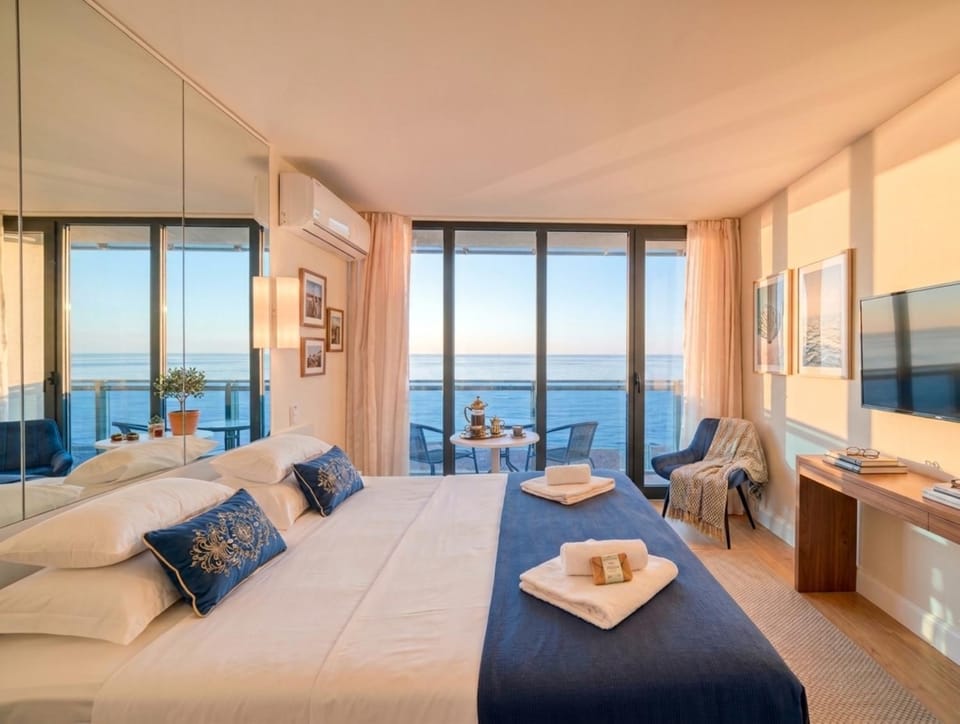 Bed, TV and multimedia, Balcony/Terrace, Photo of the whole room, Beach, Sea view