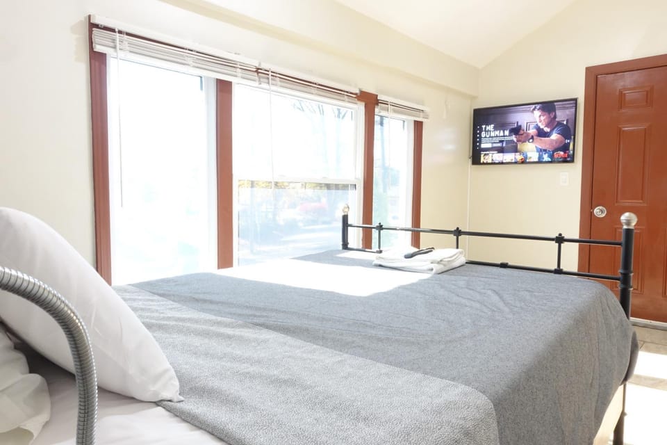 Bed, TV and multimedia, Photo of the whole room, Bedroom