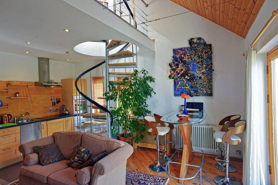Kitchen or kitchenette, Living room, Seating area, Dining area