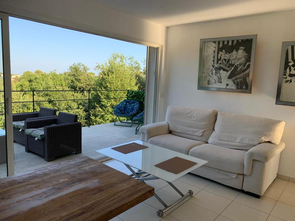 Appartement avec vue - Cadre verdoyant et parking privé Apartment in Saint Paul de Vence