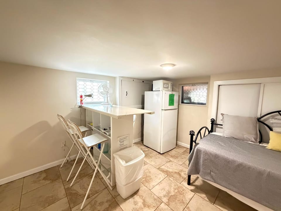 Bed, Kitchen or kitchenette, Dining area, minibar