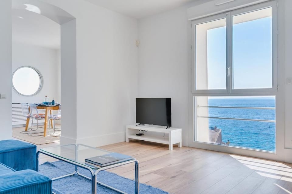 Communal lounge/ TV room, TV and multimedia, Living room, Seating area, Sea view