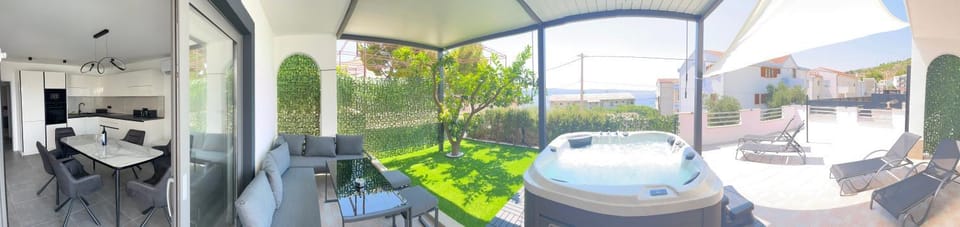 Garden, Hot Tub, Balcony/Terrace, Sea view, dishwasher, microwave, oven, stove, sunbed, kitchen