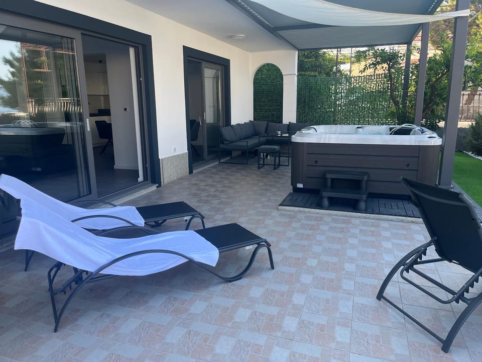 Patio, Day, Hot Tub, Balcony/Terrace, Seating area, sunbed