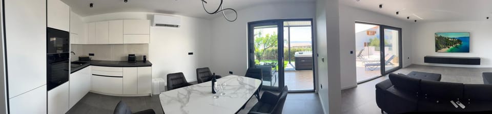 Hot Tub, TV and multimedia, Coffee/tea facilities, Living room, Dining area, dishwasher, microwave, oven, stove, kitchen, air conditioner