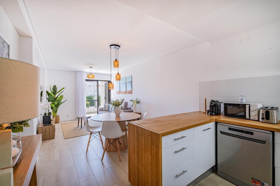 Coffee/tea facilities, Kitchen or kitchenette, Dining area, dishwasher, oven, stove, toaster