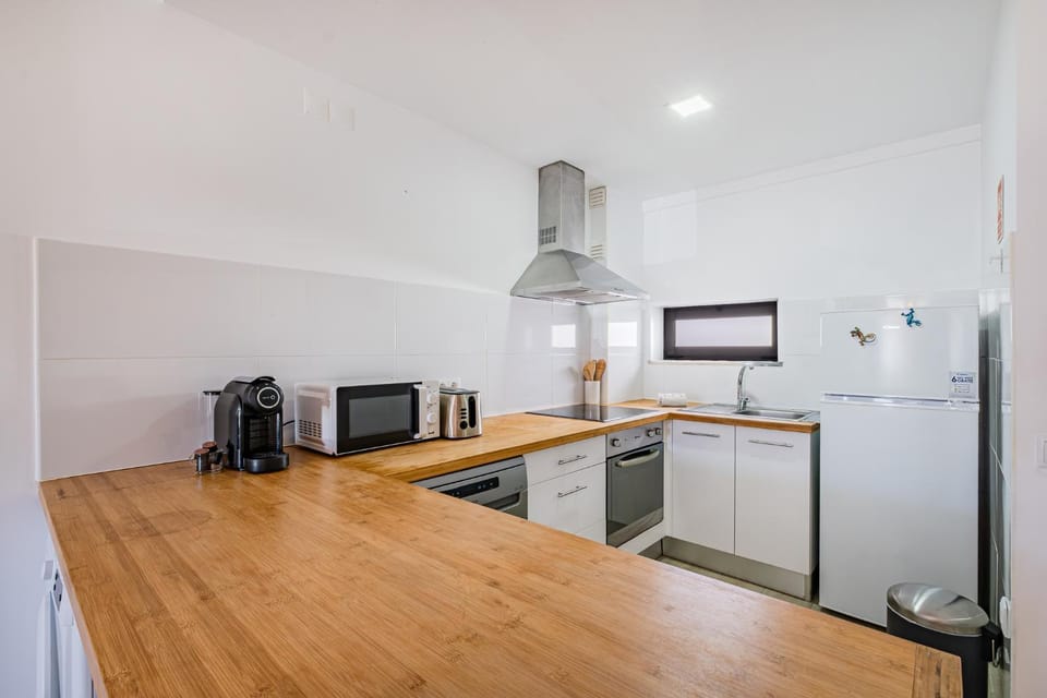 Kitchen or kitchenette, Dining area, oven