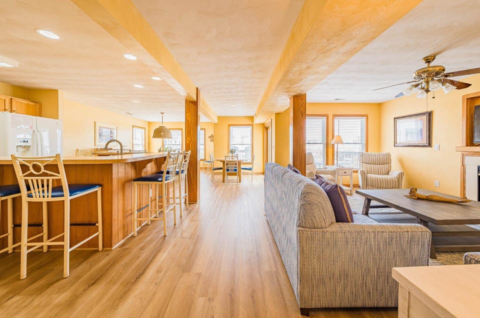 Captains Choice-KDH MP 7, Pool, Hot Tub, Rec Room, Pets OK, YR Flex Stays House in Kill Devil Hills
